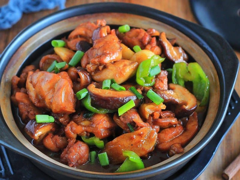 A10. Braised Chicken Claypot 砂锅黄焖鸡