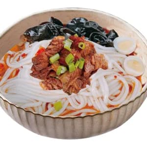 B7. QIN JI BRAISED BEEF WITH DRY RICE NOODLES双椒牛肉拌米线