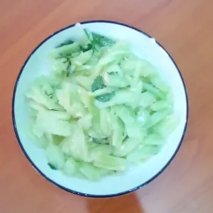 蒜泥黄瓜 Mashed cucumber