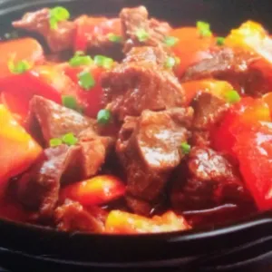 番茄炖牛腩 Tender beef with rich tomato broth.