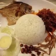 Nasi Lemak Fried Fish (炸鱼椰浆饭)