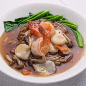 Fried 'Hor Fun' with Seafood 海鲜炒河粉