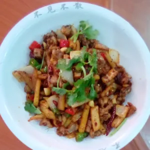 干锅牛蛙 Spicy stir-fried bullfrog with aromatic veggies.