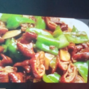 辣炒肥肠 Spicy stir-fried pork intestines with green peppers.