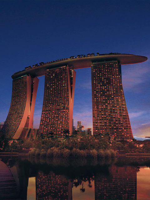 Aerial view of Marina Bay Sands showcasing its iconic rooftop and a variety of dining options below, from fine dining to casual eateries.